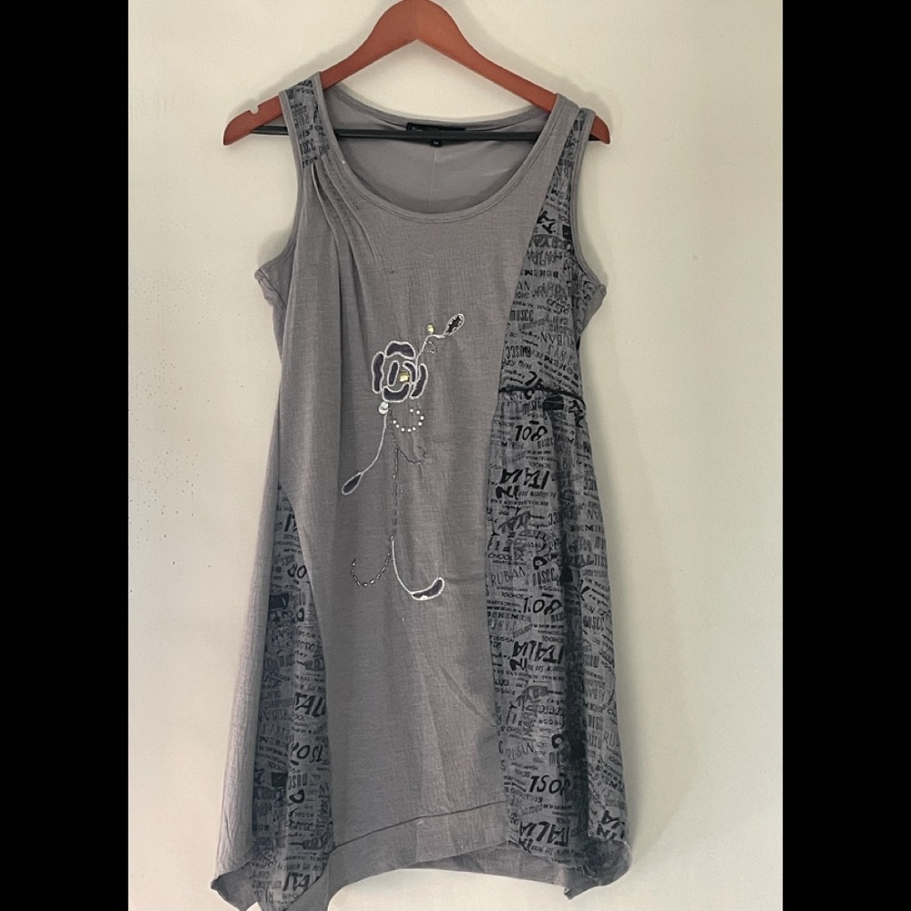 Sleeveless light dress with rushed sides.